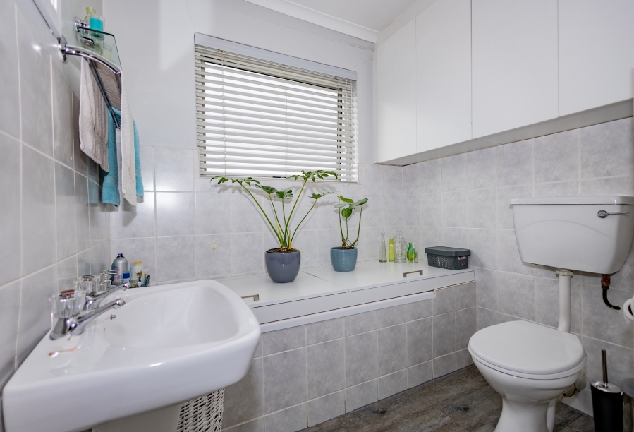 1 Bedroom Property for Sale in Oakglen Western Cape